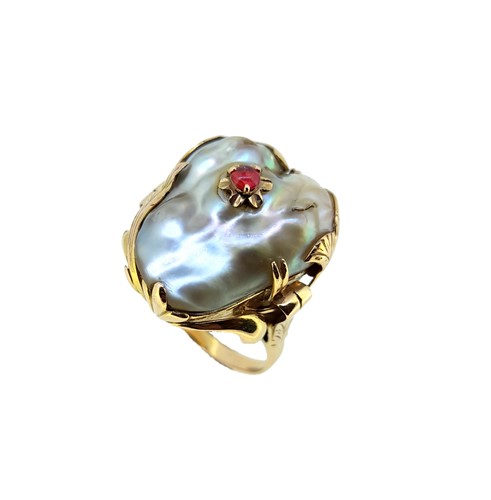 Lot 182 - A baroque pearl and garnet ring