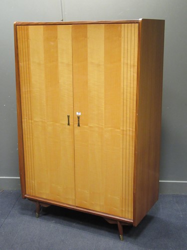 Lot 441 - A 1950s Italian wardrobe, 180.5 x 115.5 x 57 cm