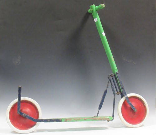 Lot 101 - A vintage green painted push along scooter