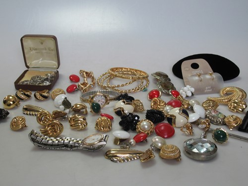 Lot 194 - A collection of costume jewellery