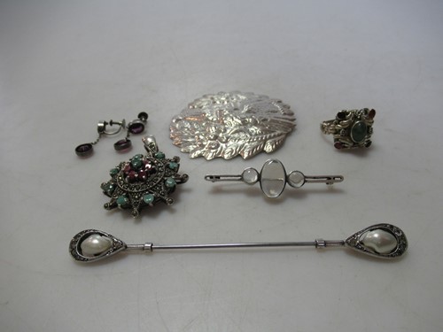Lot 165 - A collection of silver jewellery, including a...