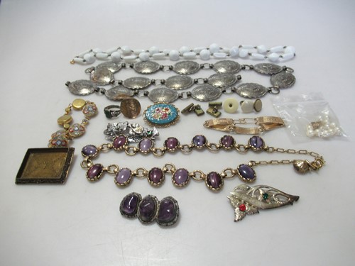Lot 160 - A jewellery box containing a collection of...