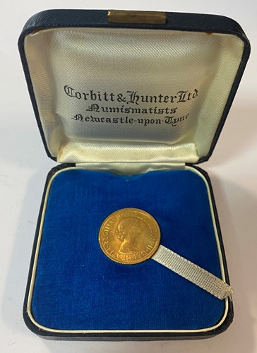 Lot 316 - An Elizabeth II sovereign