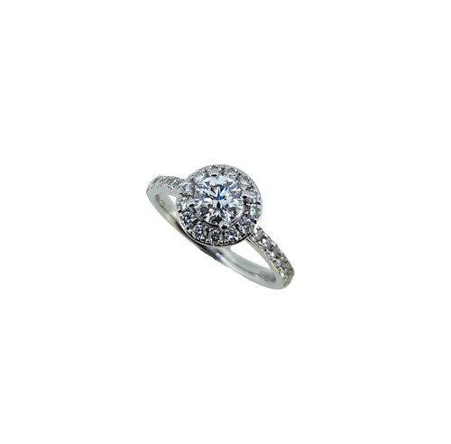 Lot 139 - A diamond halo style cluster ring