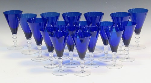 Lot 93 - A set of eight red and ten white wine blue...