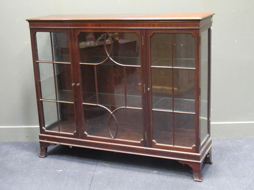 Lot 412 - An early 20th century line inlaid mahogany...