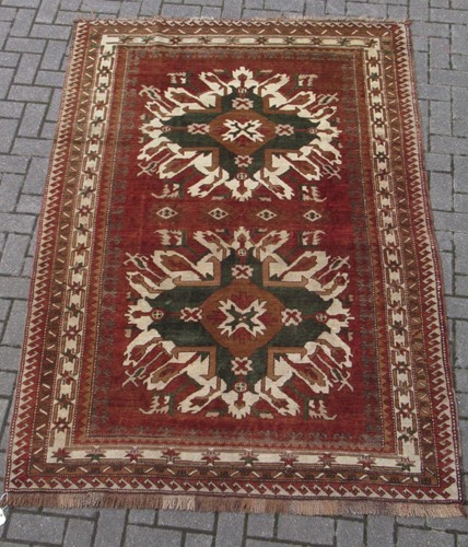 Lot 551 - AKelim rug 238 x 162cm