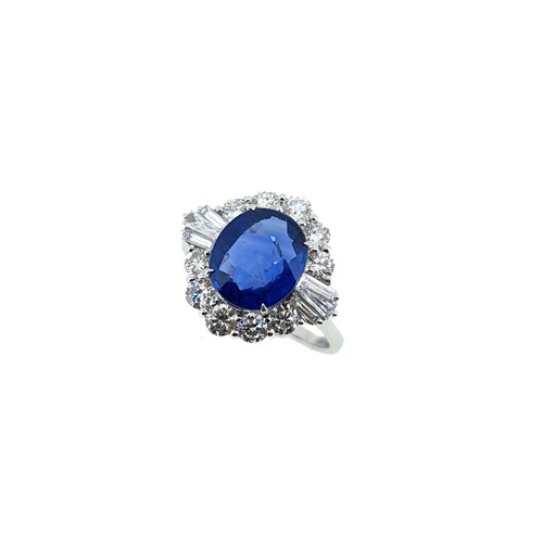 Lot 194 - A sapphire and diamond cluster ring