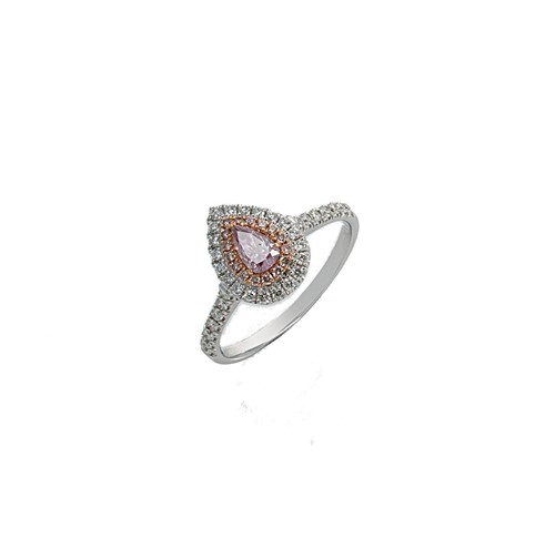 Lot 215 - A fancy pink and white diamond ring