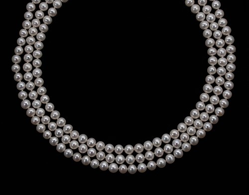 Lot 130 - A three row cultured freshwater pearl necklace