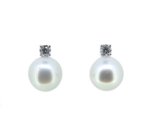 Lot 157 - A pair of South Sea cultured pearl and diamond ear studs