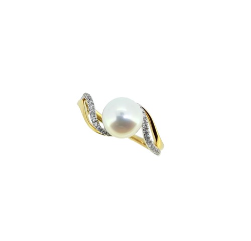 Lot 154 - A cultured pearl and diamond ring