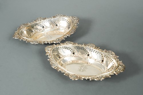 Lot 436 - A pair of Edward VII silver bon bon dishes