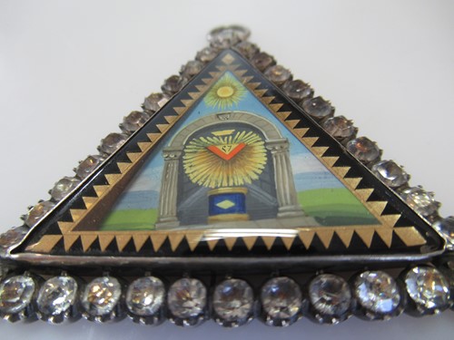 Lot 247 - A Georgian Masonic jewel, verso tests to at...