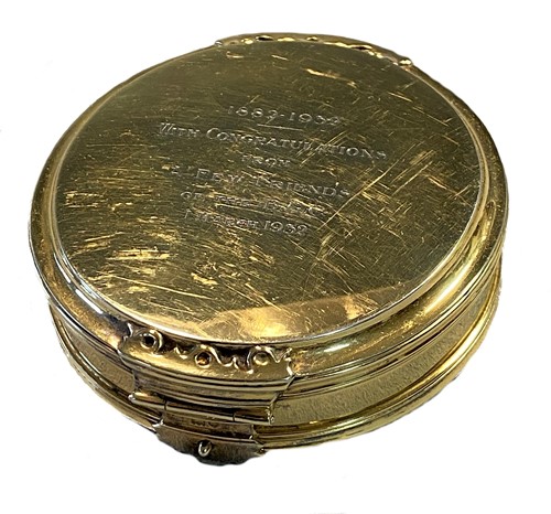 Lot 323 - A George V silver gilt table snuff box