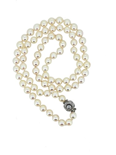 Lot 121 - A single row of pearls
