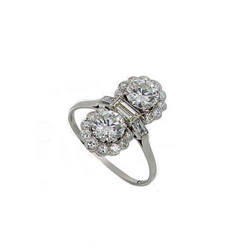 Lot 206 - A double cluster diamond ring