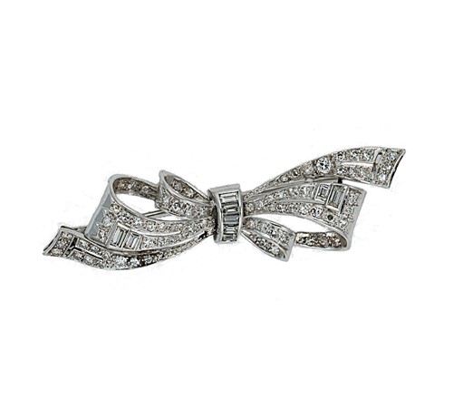Lot 137 - A diamond bow brooch