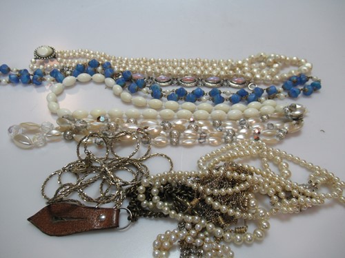Lot 320 - quantity of costume jewellery and a bag of coins