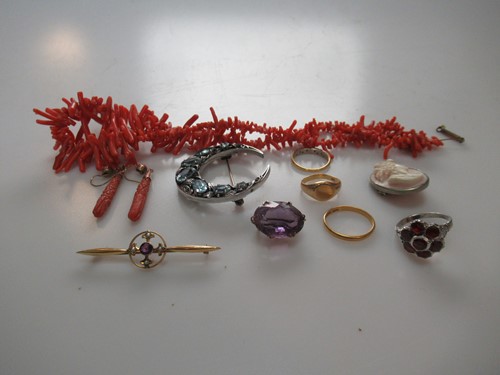 Lot 306 - A collection of jewellery, including a signet...