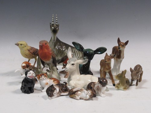 Lot 30 - Five Royal Doulton porcelain models of cats, a...