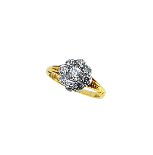 Lot 144 - An early 20th century diamond cluster ring