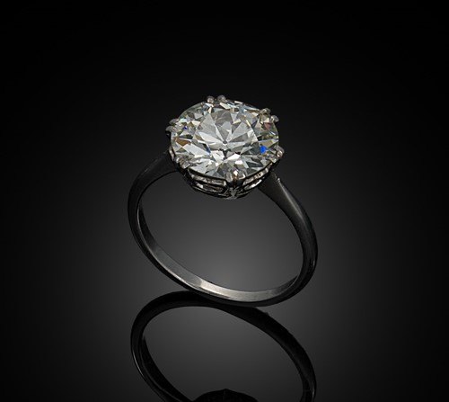 Lot 218 - An impressive diamond solitaire ring