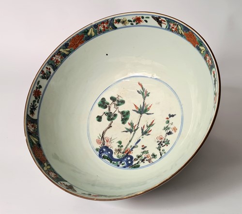 Lot 113 - A Chinese famille verte porcelain bowl, Qing Dynasty, Kangxi (1662-1722)