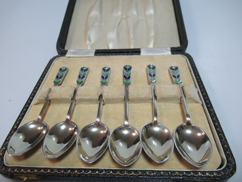 Lot 351 - A pair of silver bon bon dishes, a cased set...