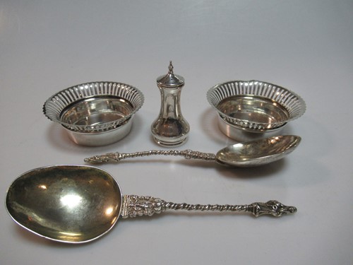 Lot 351 - A pair of silver bon bon dishes, a cased set...