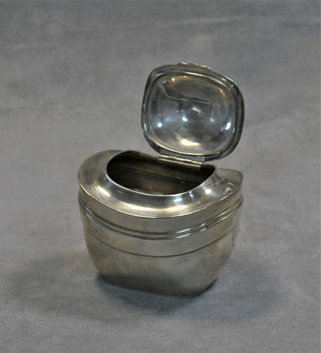 Lot 446 - An Edward VII silver tea caddy