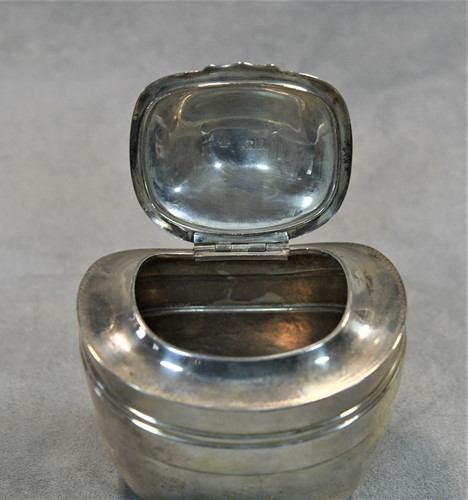 Lot 446 - An Edward VII silver tea caddy