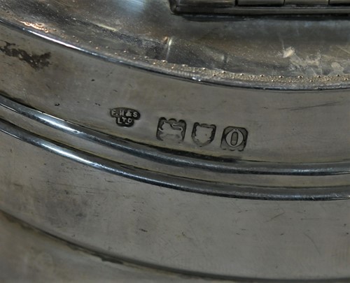 Lot 446 - An Edward VII silver tea caddy