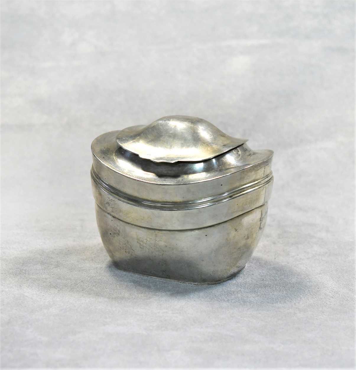 Lot 446 - An Edward VII silver tea caddy