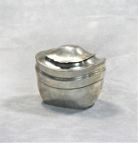 Lot 446 - An Edward VII silver tea caddy