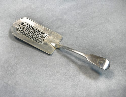 Lot 396 - A George IV silver fish server