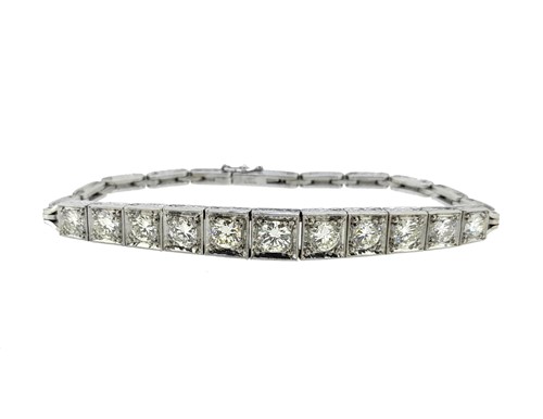 Lot 174 - A diamond centerpiece bracelet