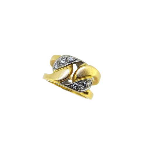 Lot 147 - A diamond dress ring