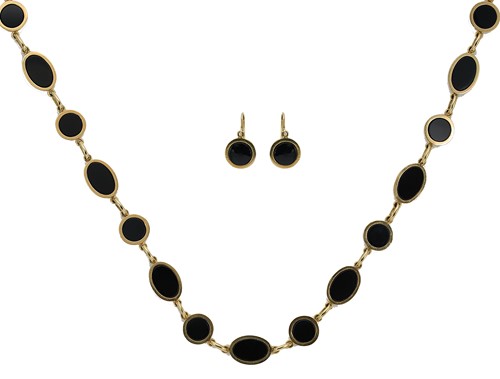 Lot 85 - A gold and onyx necklet and ear pendants en suite