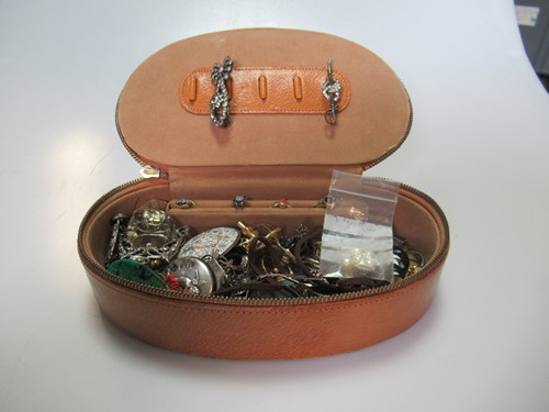 Lot 316 - A collection of jewellery including a...