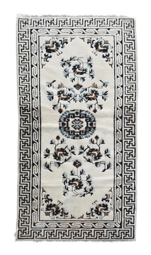 Lot 960 - A Chinese rug