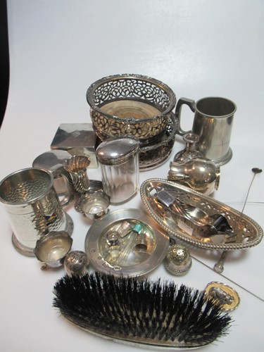 Lot 335 - A collection of silver items including an...