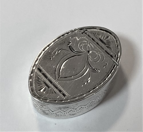 Lot 277 - A George III 18th century silver pill box, mark of Samuel Pemberton, together with an unusual Dutch metalwares silver vinaigrette