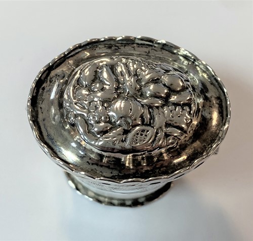 Lot 277 - A George III 18th century silver pill box, mark of Samuel Pemberton, together with an unusual Dutch metalwares silver vinaigrette