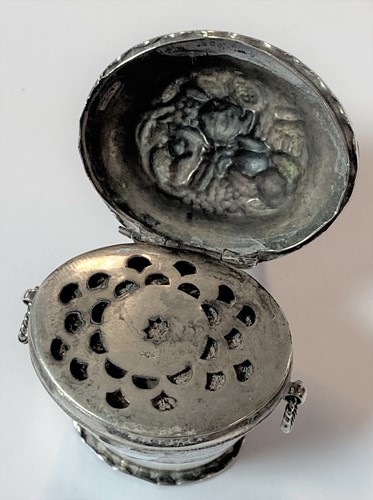 Lot 277 - A George III 18th century silver pill box, mark of Samuel Pemberton, together with an unusual Dutch metalwares silver vinaigrette