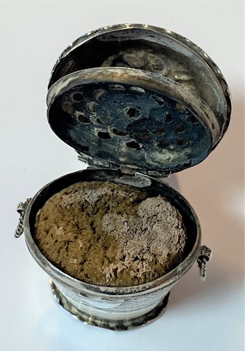 Lot 277 - A George III 18th century silver pill box, mark of Samuel Pemberton, together with an unusual Dutch metalwares silver vinaigrette