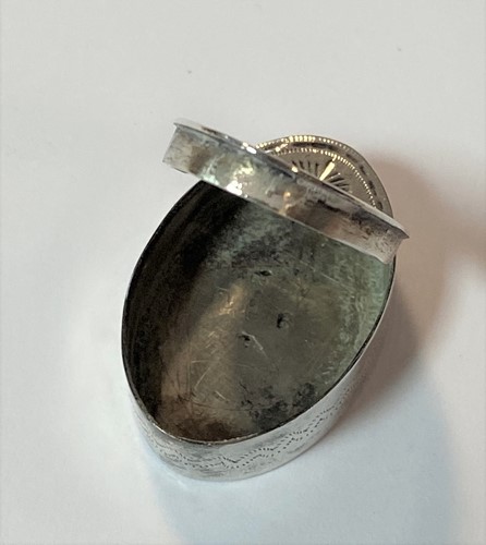 Lot 277 - A George III 18th century silver pill box, mark of Samuel Pemberton, together with an unusual Dutch metalwares silver vinaigrette