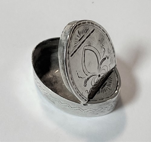 Lot 277 - A George III 18th century silver pill box, mark of Samuel Pemberton, together with an unusual Dutch metalwares silver vinaigrette