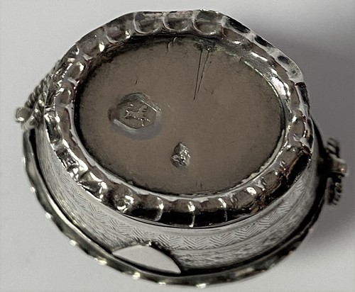 Lot 277 - A George III 18th century silver pill box, mark of Samuel Pemberton, together with an unusual Dutch metalwares silver vinaigrette