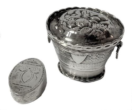 Lot 277 - A George III 18th century silver pill box, mark of Samuel Pemberton, together with an unusual Dutch metalwares silver vinaigrette